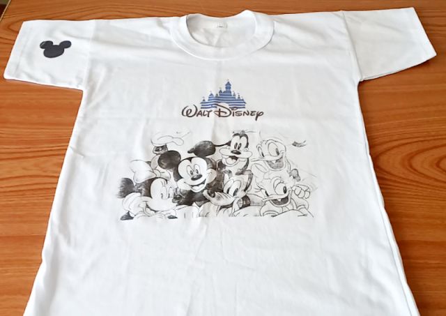 Polera Mickey Mouse y sus amigos, diseño blanco y negro